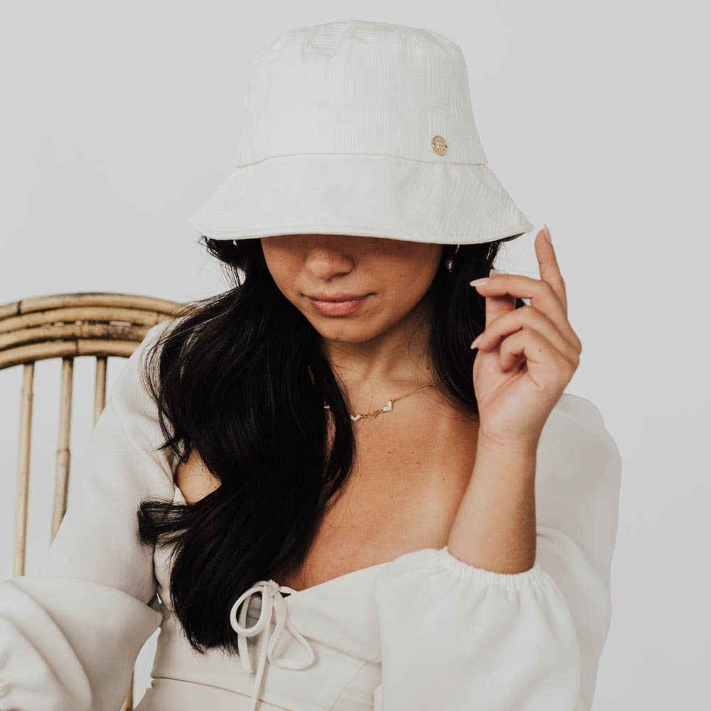 Pretty Simple Clearwater bucket hat in light fabric with a wide brim, perfect for sun protection and casual outdoor wear.
