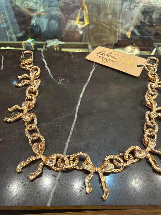 Joia bag chain charm with decorative links, designed to attach to handbags for style and added accessory detail.