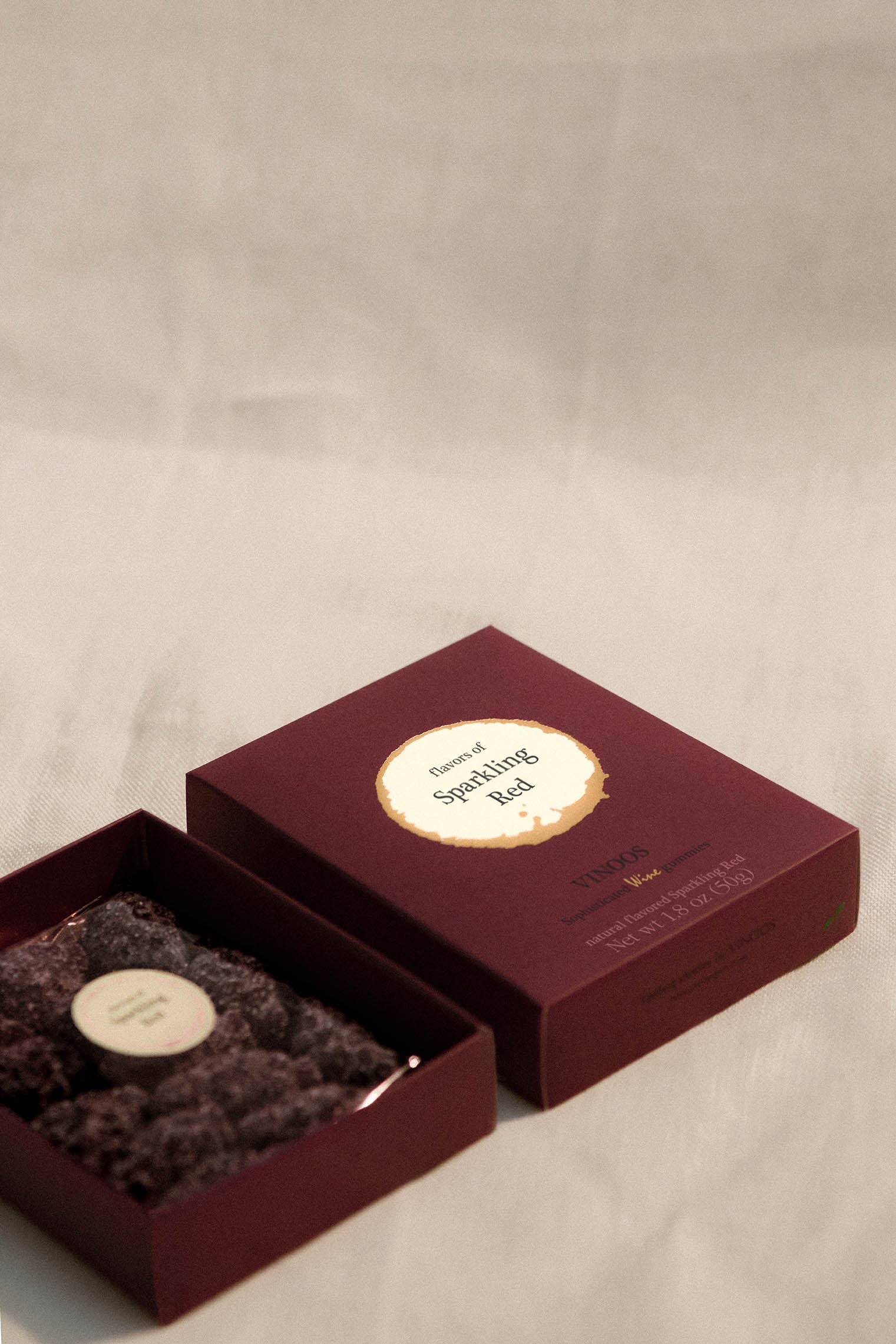 VINOOS Sparkling Red Delights in a single gift box, featuring vegan-friendly sparkling red wine, elegant packaging for a special gift.