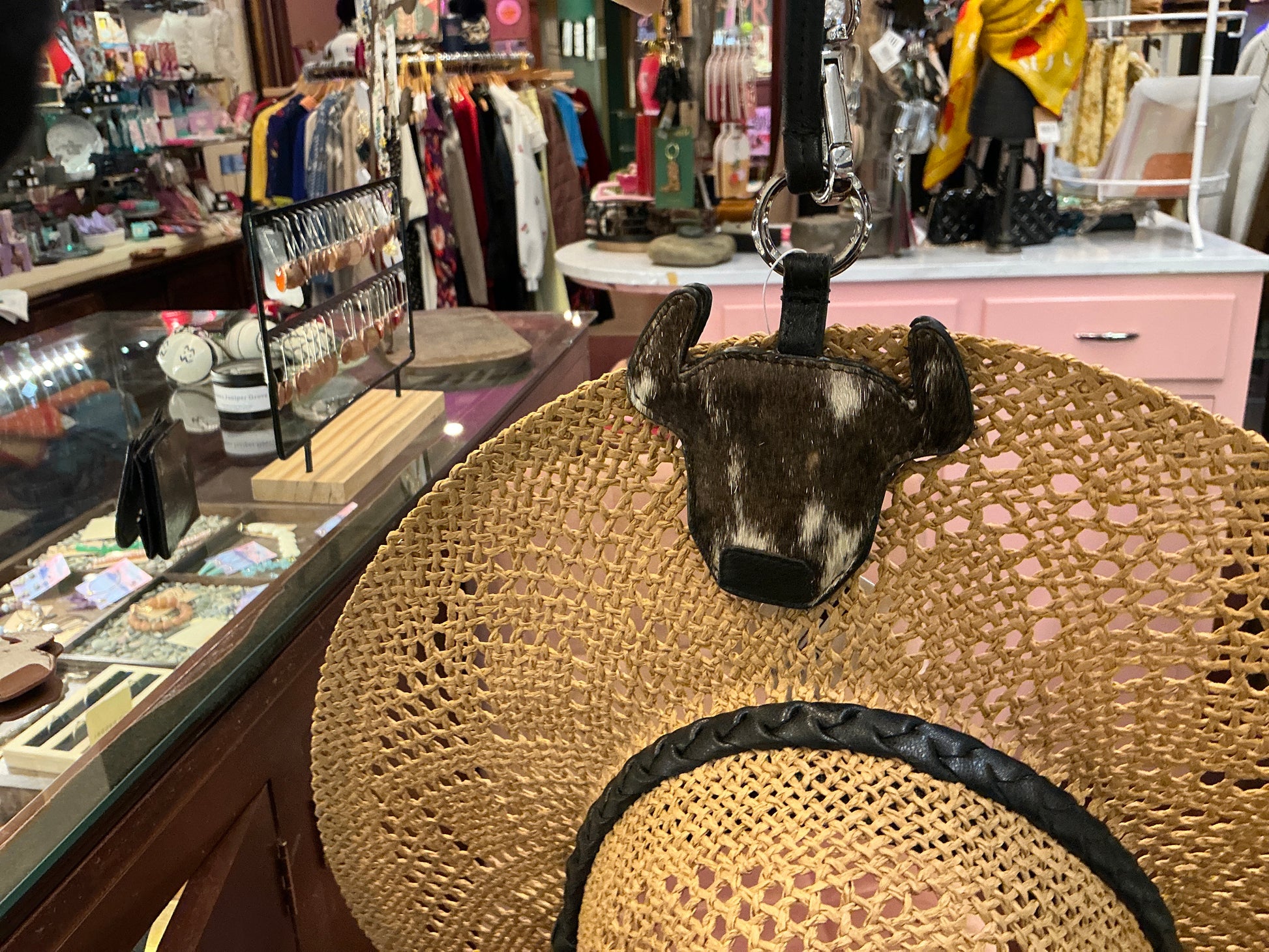 ili New York Buffalo head hat holder clip displaying a stylish buffalo head design for securing hats and accessories.