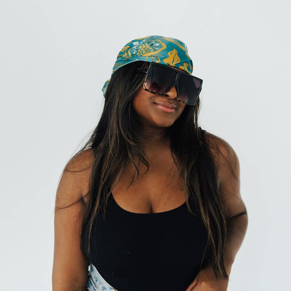 Pretty Simple Beverly oversized sunglasses with dark tinted lenses and thick black frames, stylish and trendy for sun protection.