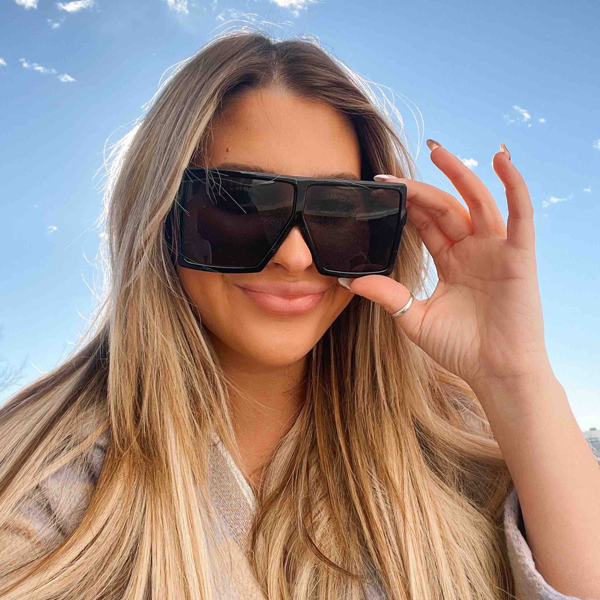 Pretty Simple Beverly oversized sunglasses with black frames and dark tinted lenses, stylish and fashionable eyewear.