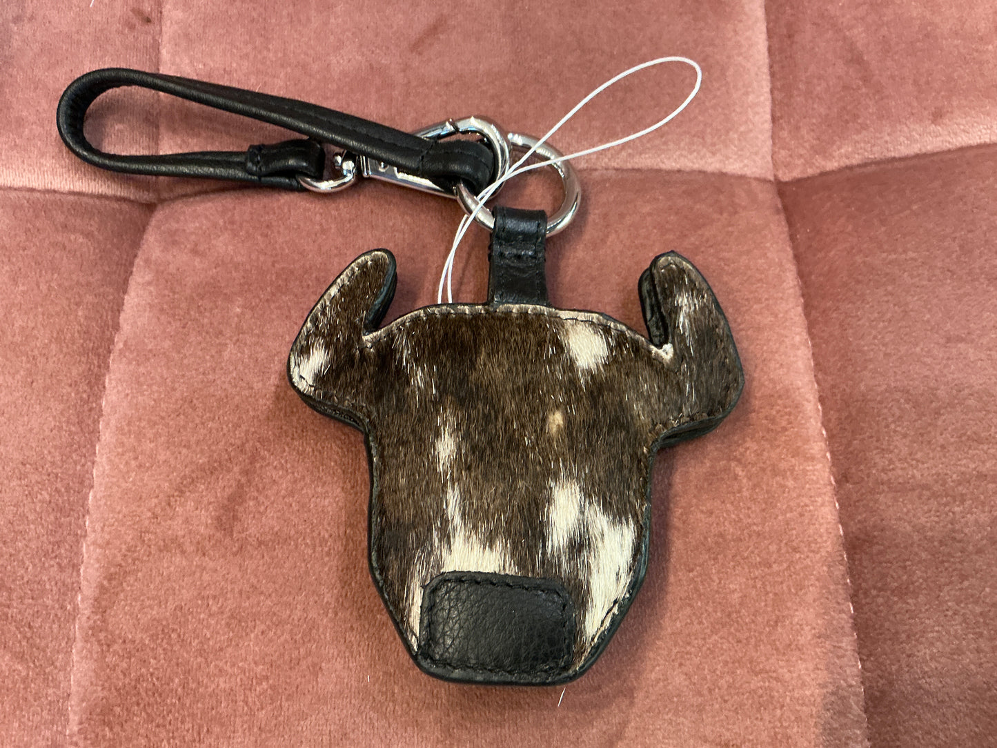 ili New York Buffalo Head Hat Holder Clip mounted on wall for hanging hats and accessories.