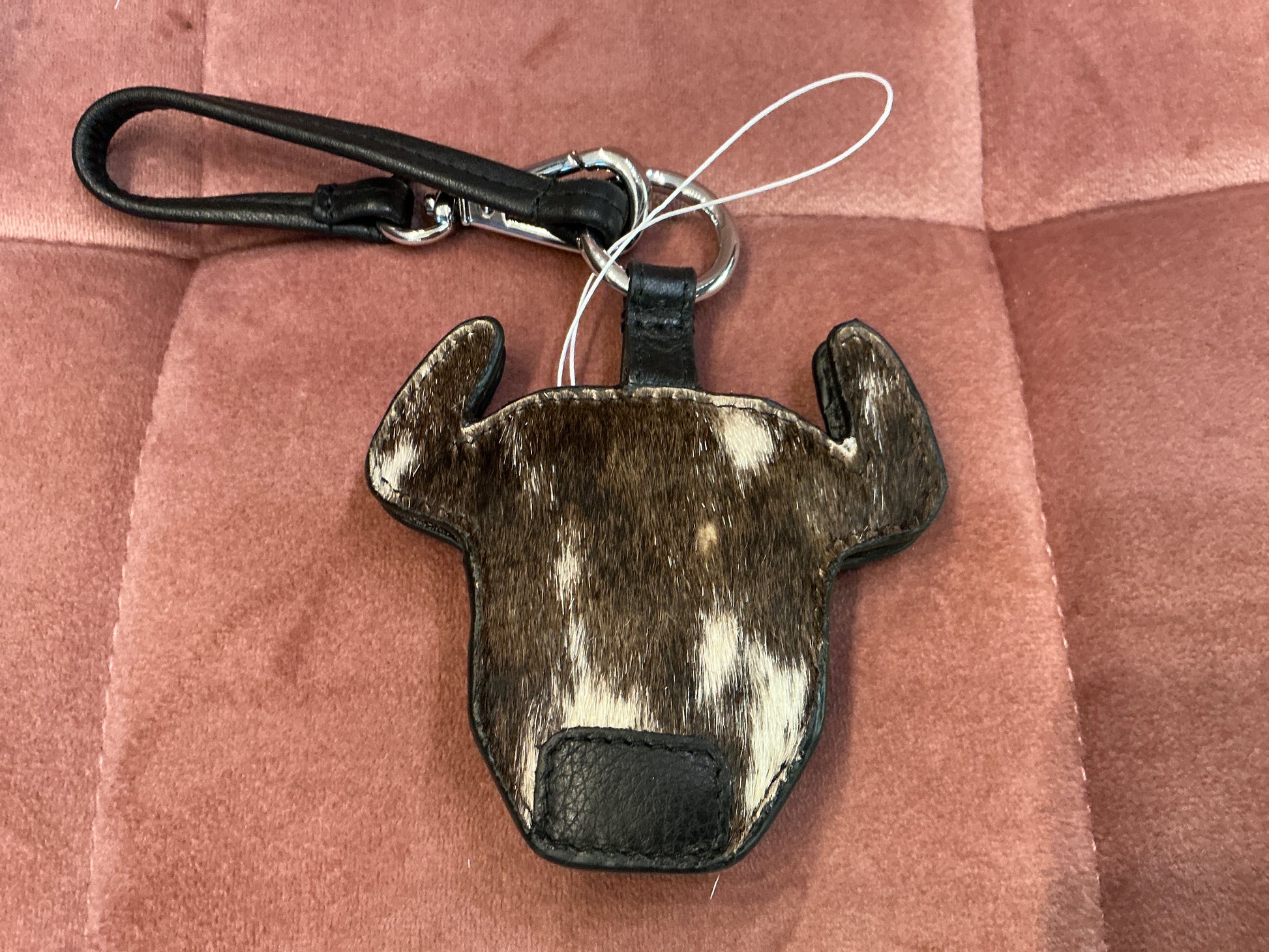 ili New York Buffalo Head Hat Holder Clip mounted on wall for hanging hats and accessories.