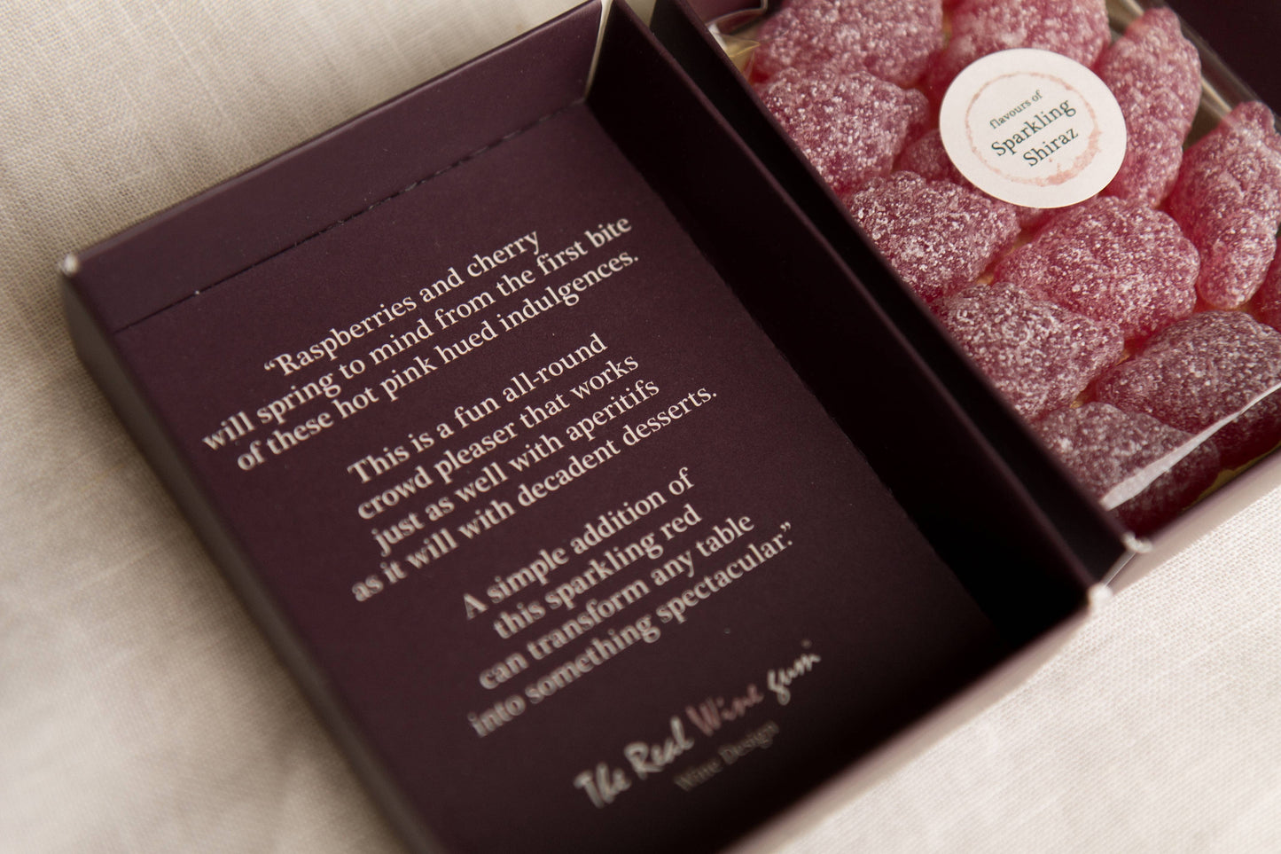 VINOOS Sparkling Red Delights in a single gift box, vegan-friendly gourmet grape treats with a sparkling red appearance.