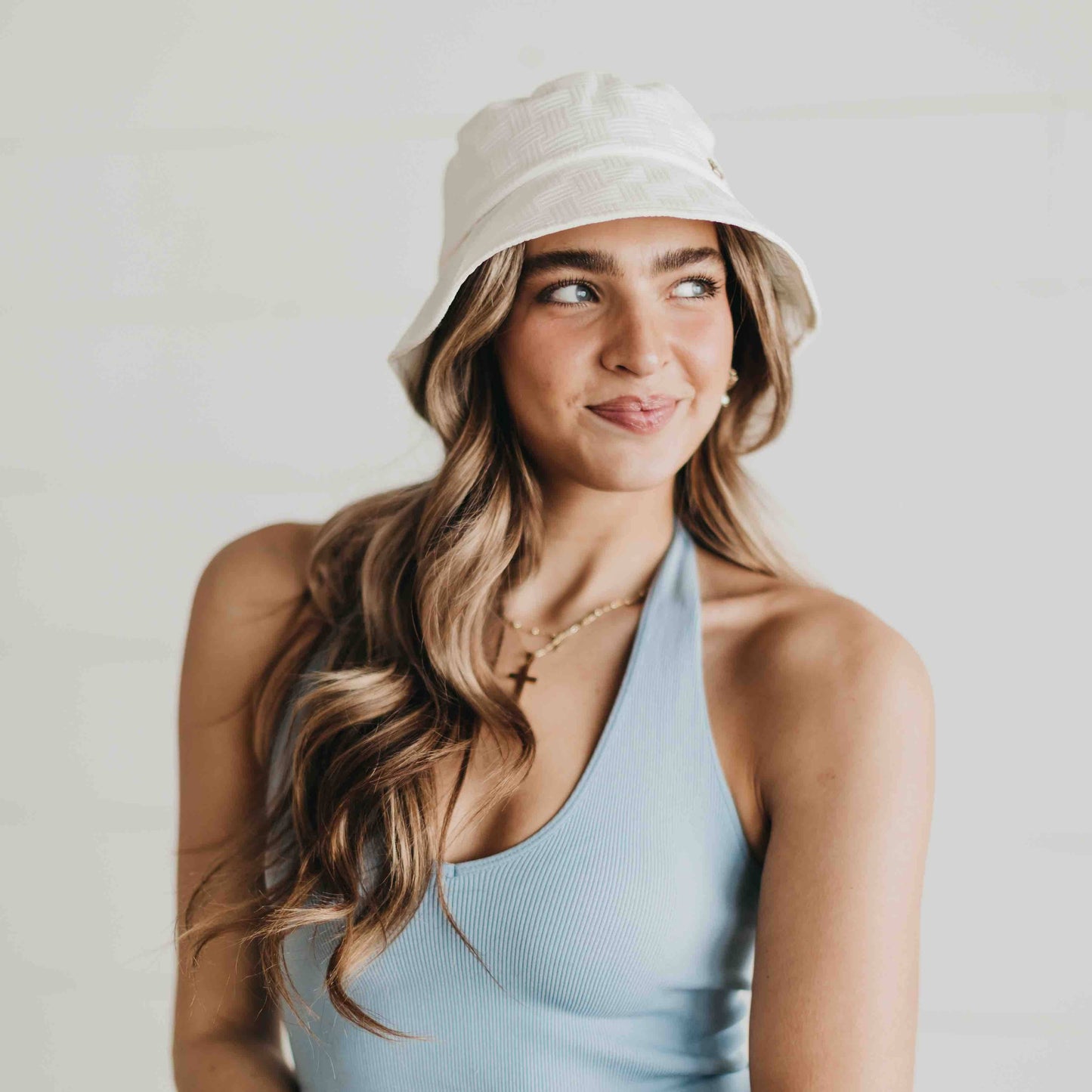 Pretty Simple Clearwater bucket hat in light fabric with wide brim, perfect for sun protection and casual style.