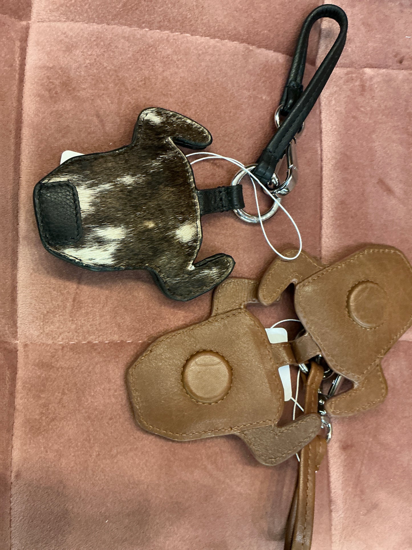 ili New York buffalo head hat holder clip, a decorative metal hat holder with a buffalo head design for wall mounting.