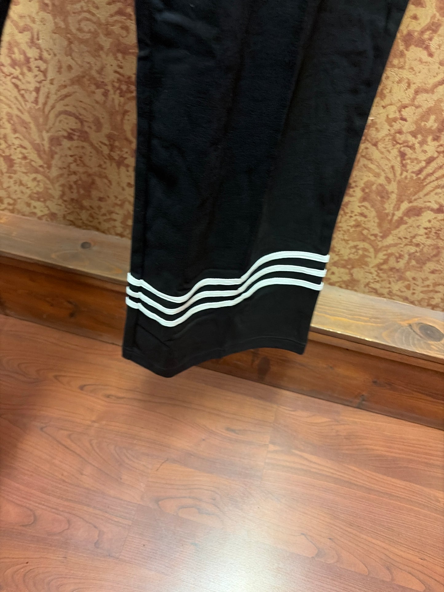 Entro sailor pants featuring a classic design with a comfortable fit, displayed on a flat surface with visible waistband and fabric details.
