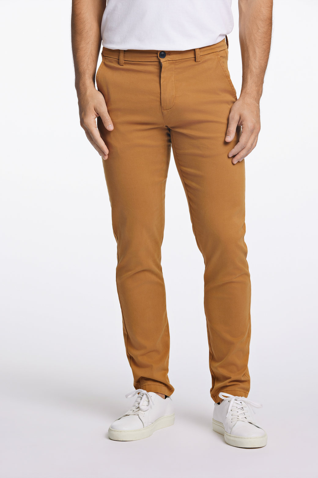 Lindbergh SuperFlex men's chino pants in style 30-005044US, beige fabric, slim fit, front pockets, and belt loops.