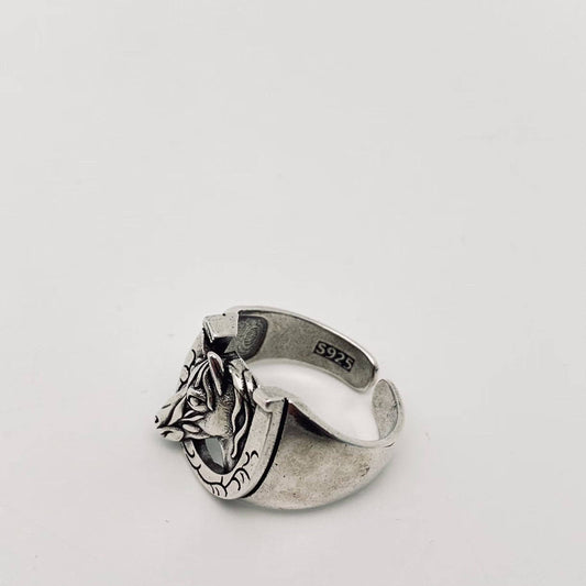 Mio Queena horseshoe horse head ring in silver with detailed equine design on a plain background
