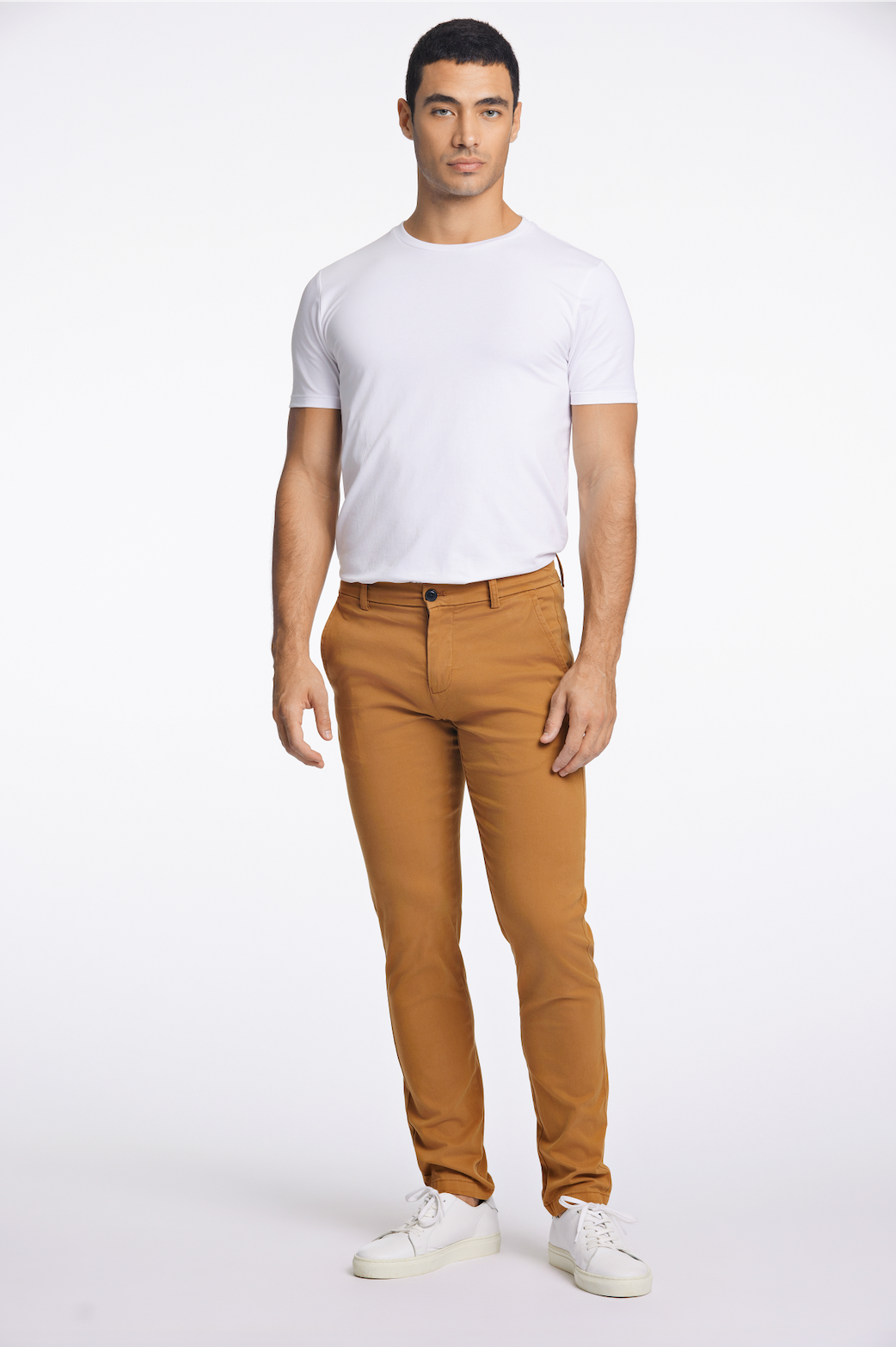 Lindbergh SuperFlex men's chino pants in style 30-005044US, featuring a classic fit, beige fabric, and front pockets.
