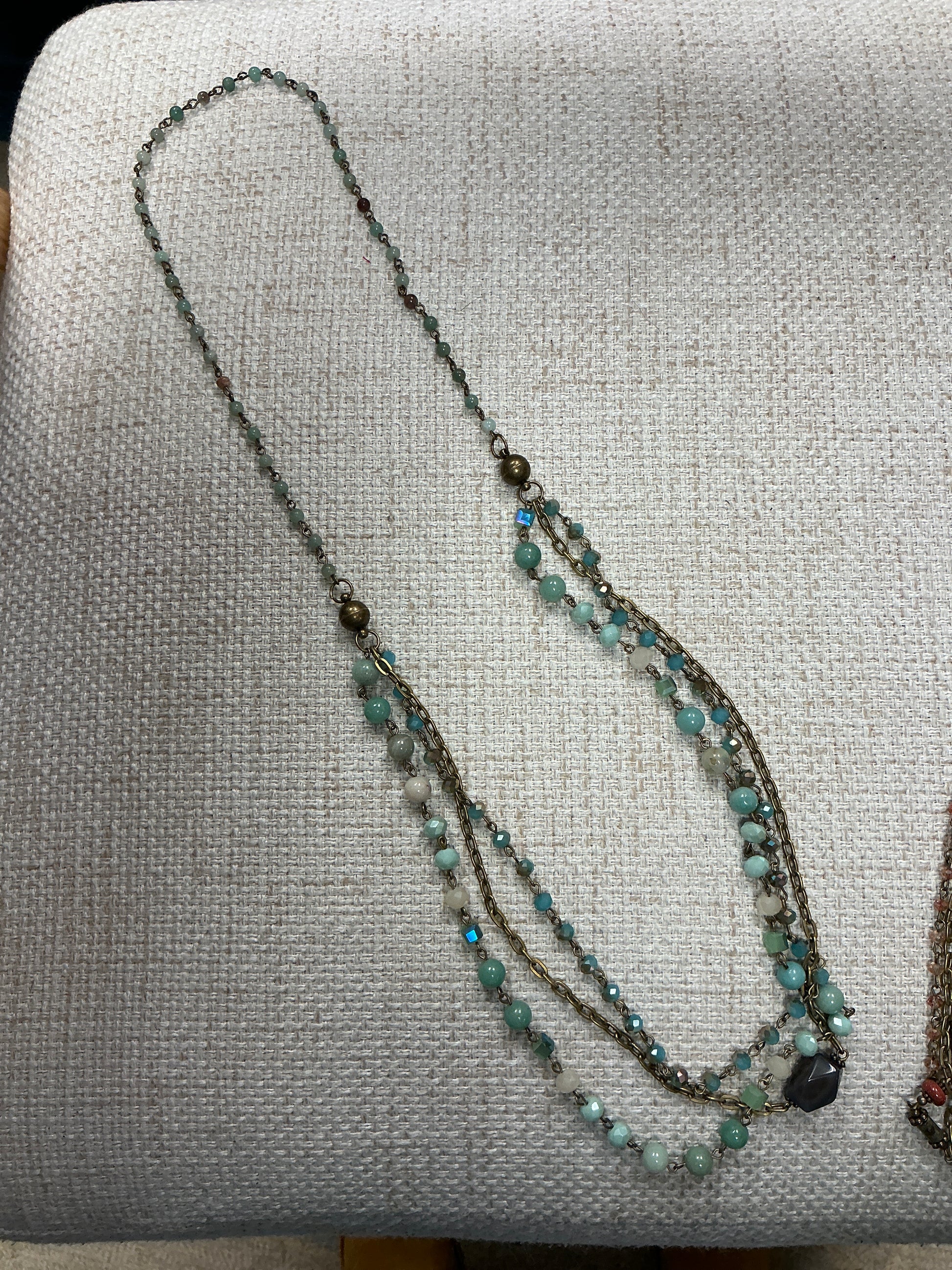American Unique Group 2-in-1 beaded necklace with colorful beads and layered design, showcasing versatile fashion accessories.