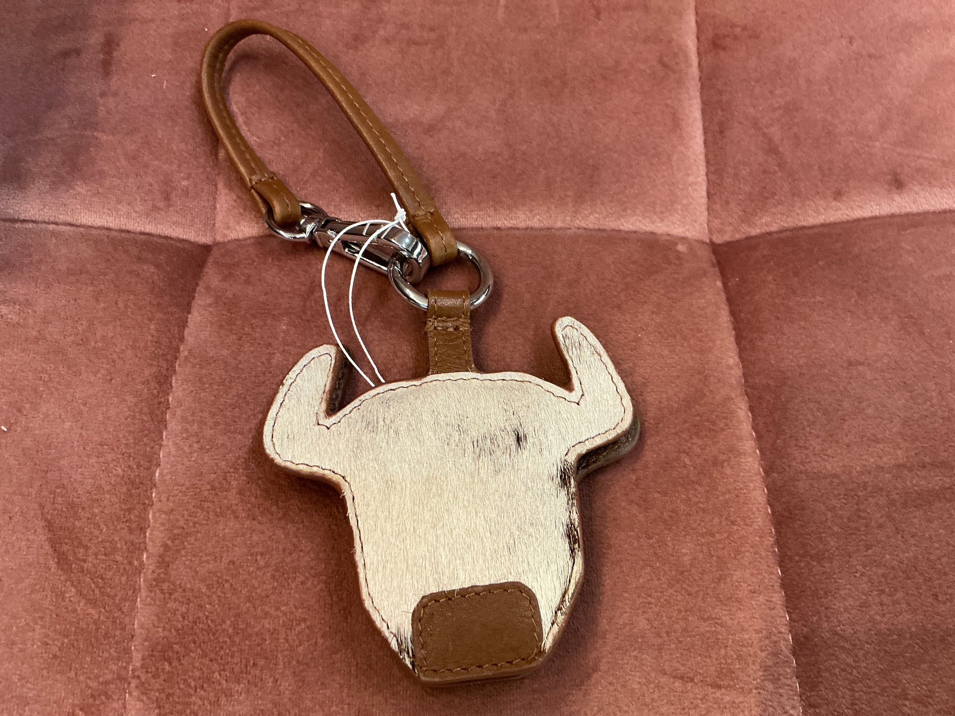 ili New York Buffalo head hat holder clip with a stylish buffalo head design for easy hat organization and display.