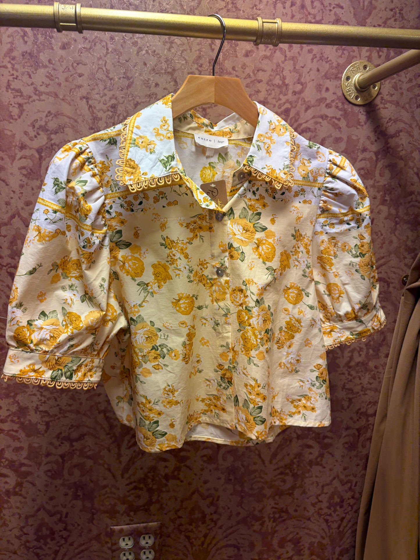 Entro Summer Picnic Top, lightweight sleeveless blouse with floral print and relaxed fit, ideal for casual summer outings.