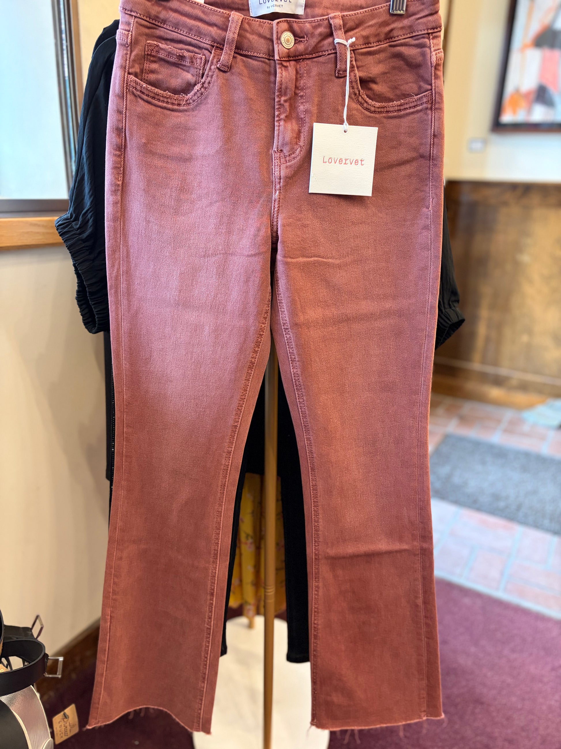 Vervet Wine Time jeans, full-length denim pants with a relaxed fit, classic five-pocket design, and stylish wash.