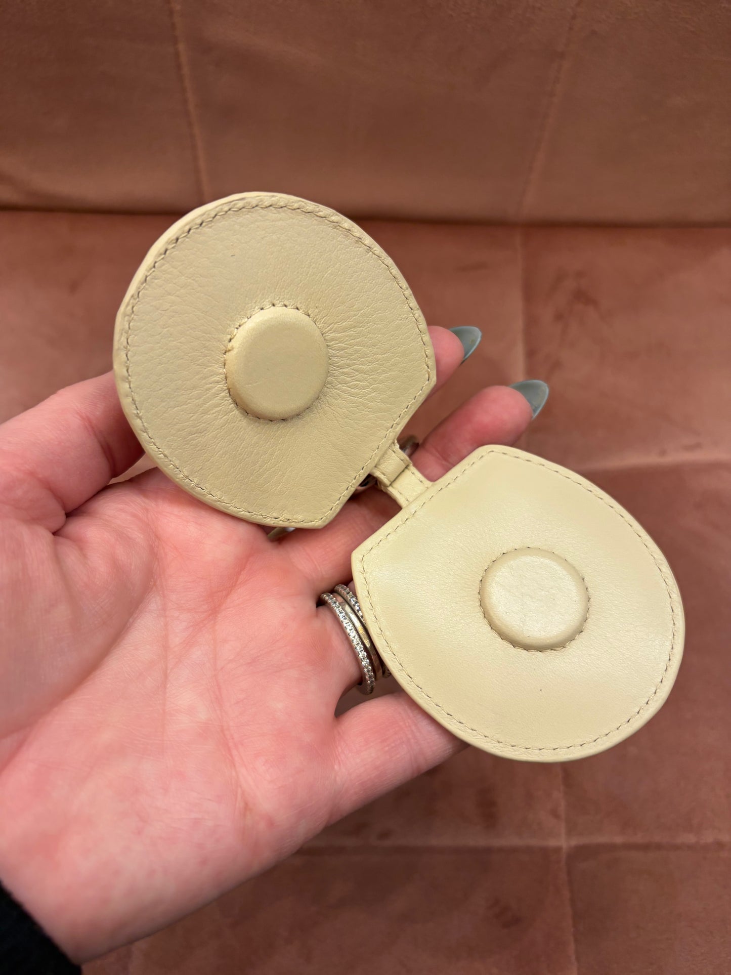 ili New York Horseshoe Hat Holder Clip, a stylish metal hat holder clip with a horseshoe design for organizing hats.