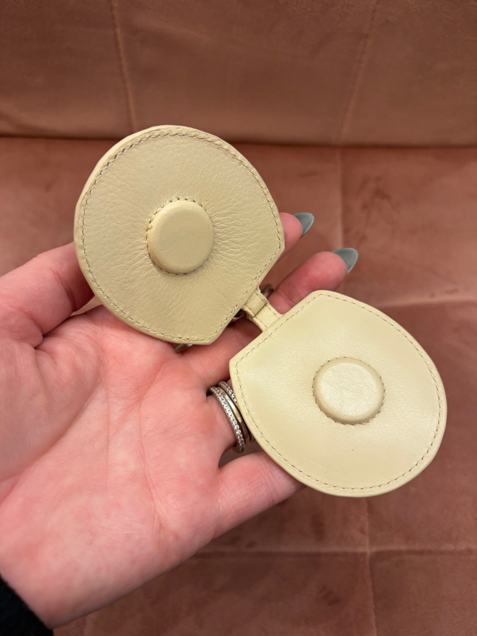 ili New York Horseshoe Hat Holder Clip, a stylish metal hat holder clip with a horseshoe design for organizing hats.