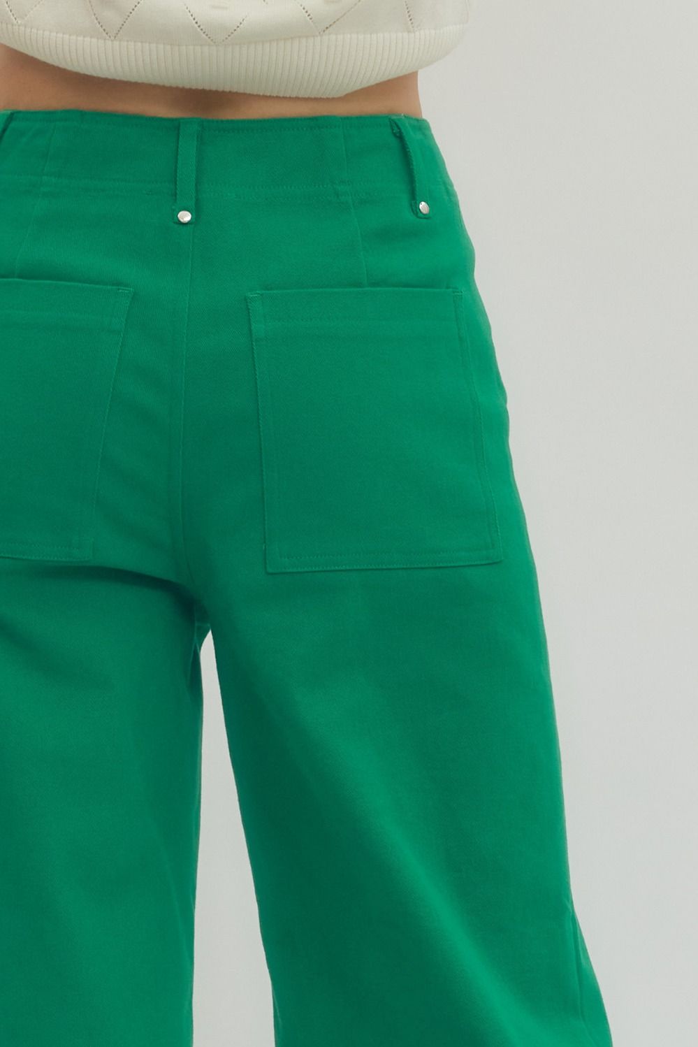 Entro Mrs. Green Jeans in classic denim with a slim fit design, featuring pockets and belt loops.