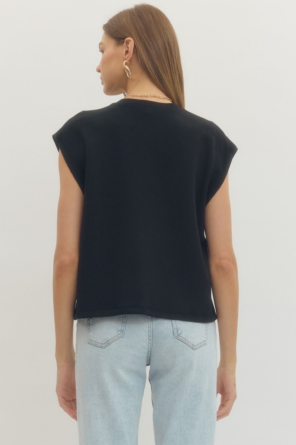 Black Entro Muscle T-shirt displayed on a mannequin, showcasing a fitted black T-shirt with a muscle fit design.