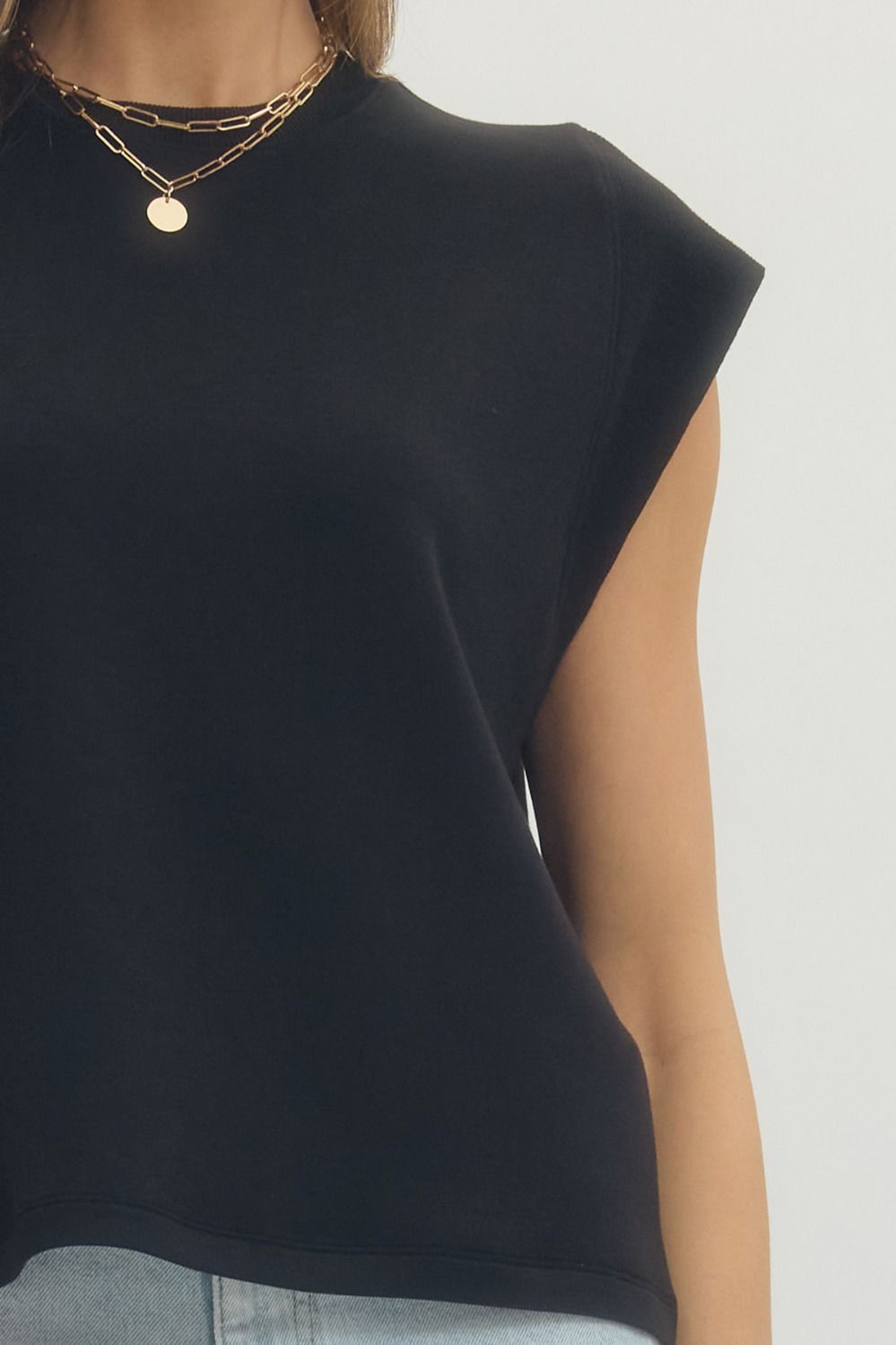 Black Entro Muscle T-shirt with a fitted design, featuring a sleek black fabric and subtle branding details.
