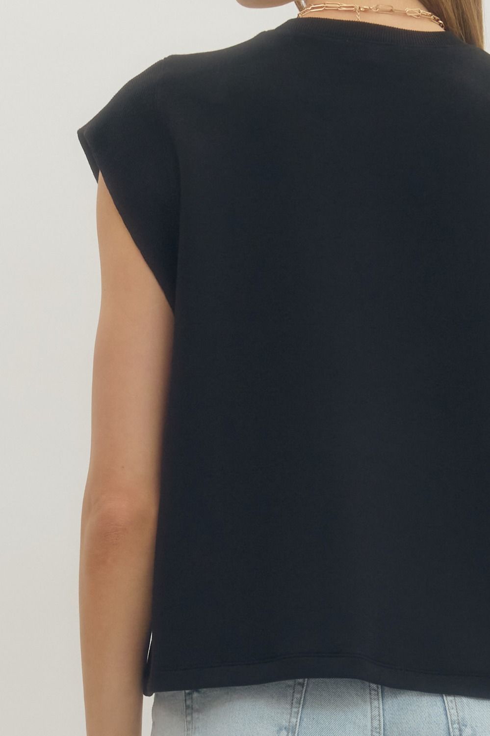 Black Entro Muscle T-shirt with a fitted design, showcasing a sleek black fabric and casual style.
